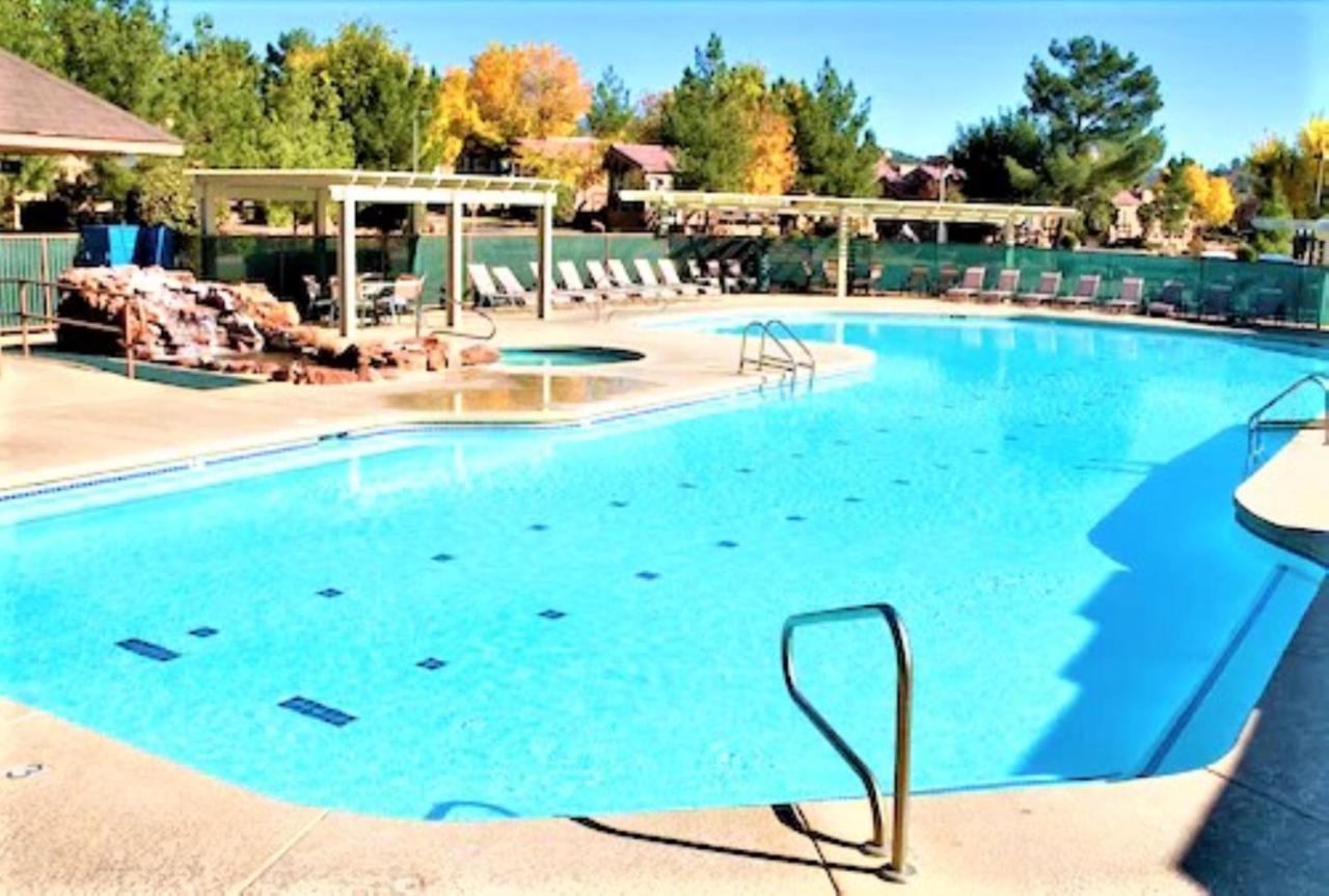 Sedona Pines Resort Exterior photo The pool at the Mountain Shadows Country Club
