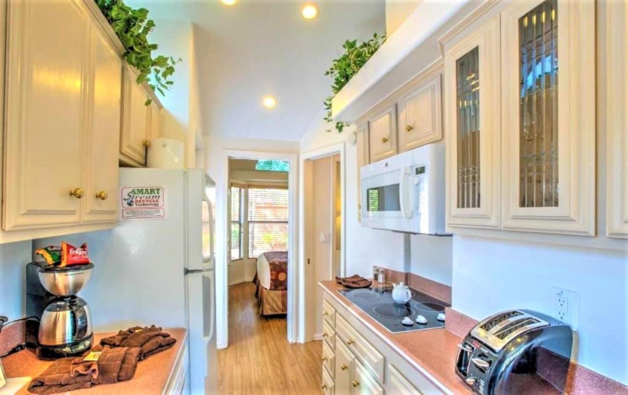 Sedona Pines Resort Exterior photo A typical galley kitchen