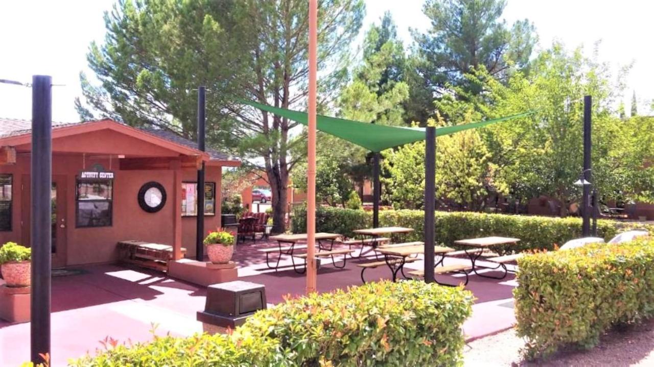 Sedona Pines Resort Exterior photo The patio at the 2009-2010 location