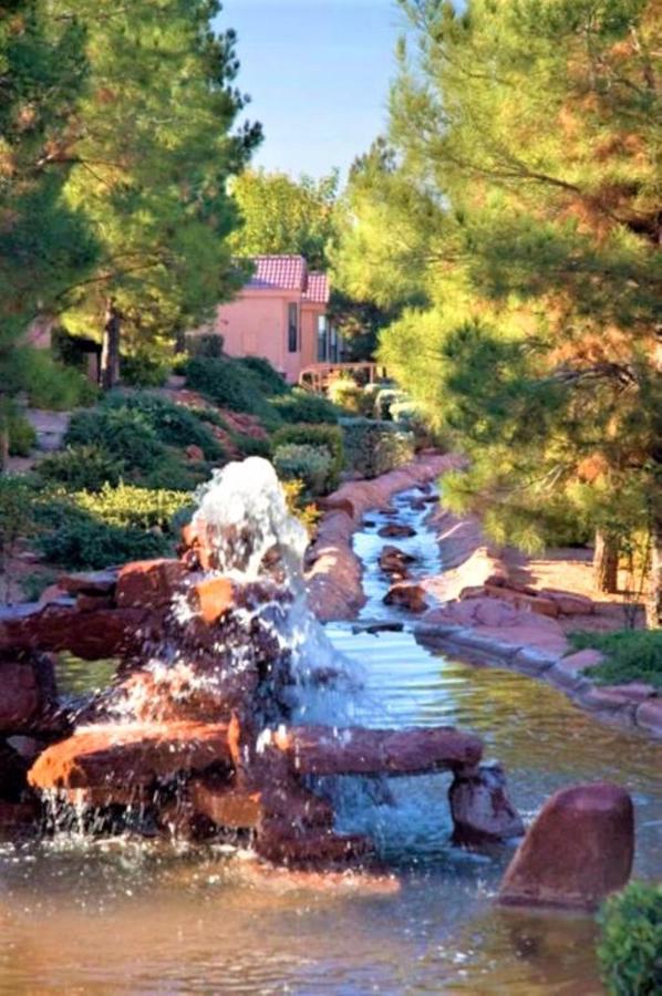 Sedona Pines Resort Exterior photo Fountain at the Red Mountain Ranch