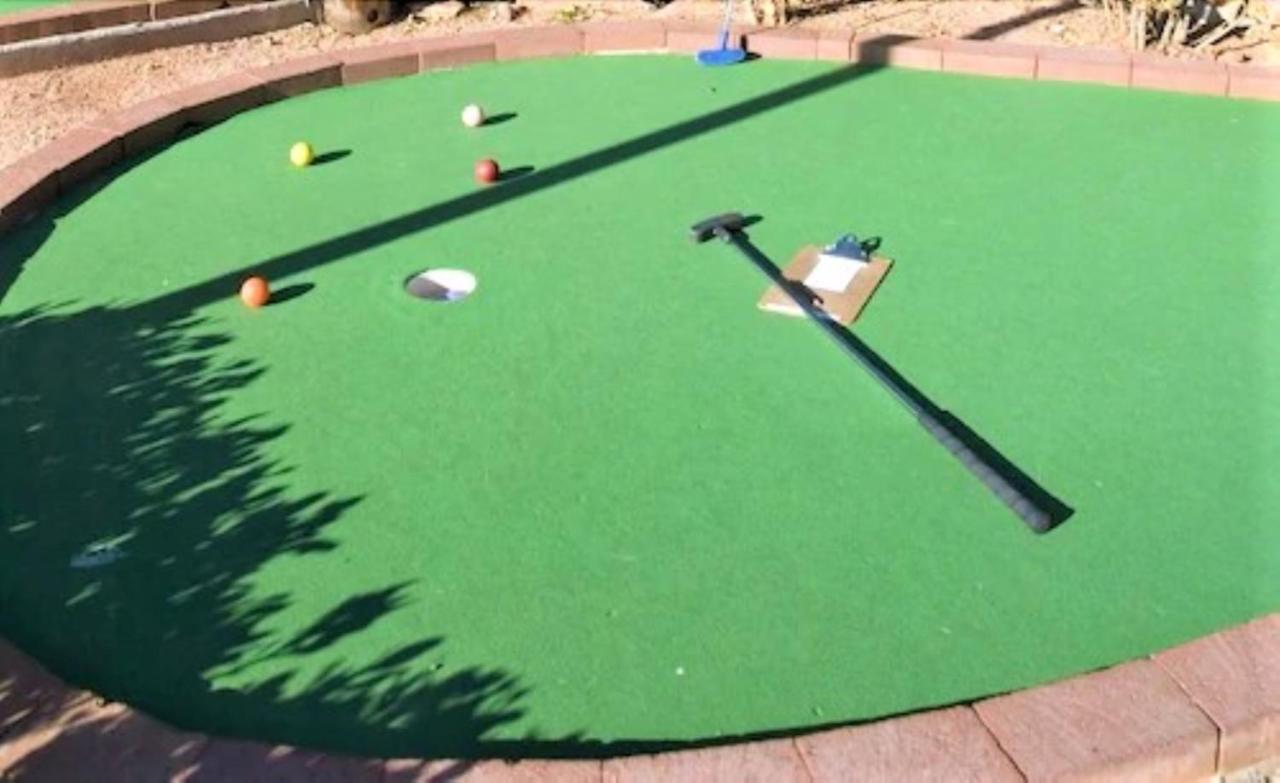Sedona Pines Resort Exterior photo A putting green
